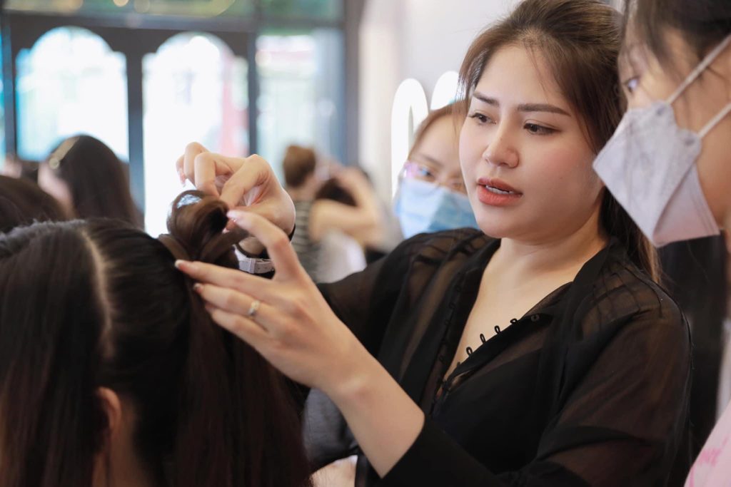 Phuong Ly cẩn thận chỉnh tóc cho học viên.